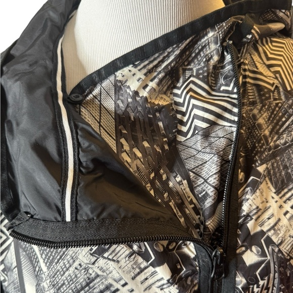 Nike NYC Windbreaker Cape w/ Landscape in Black and White, Sz L - Picture 5 of 13